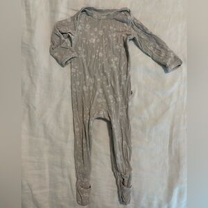 Gunamuna Gray Floral Footie